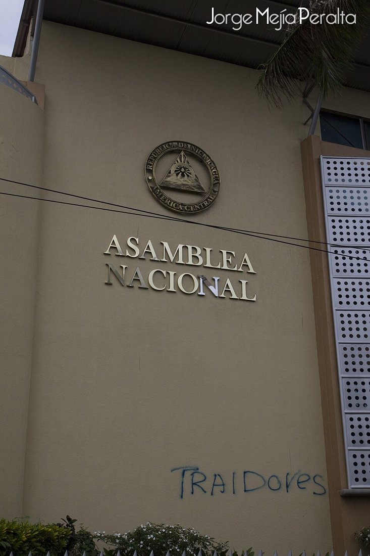 Grafiti «Traidores» bajo el letrero de la Asamblea Nacional, junio de 2013
