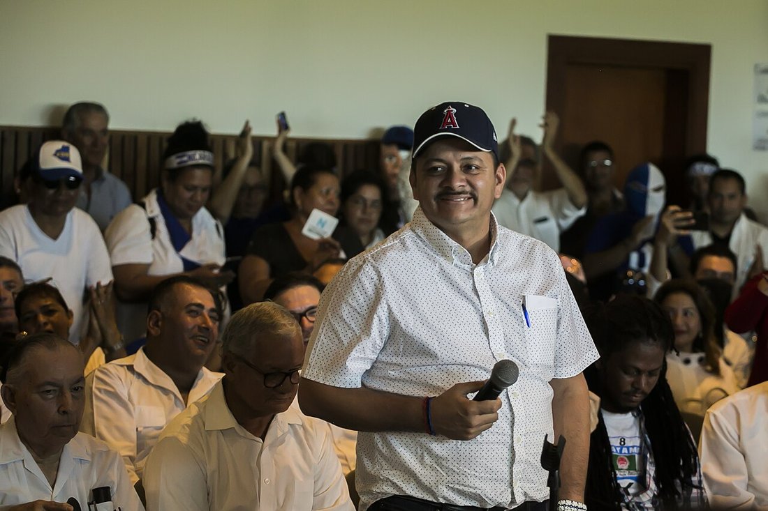 Medardo Mairena en la firma de la proclama de la Coalición Nacional, febrero de 2020