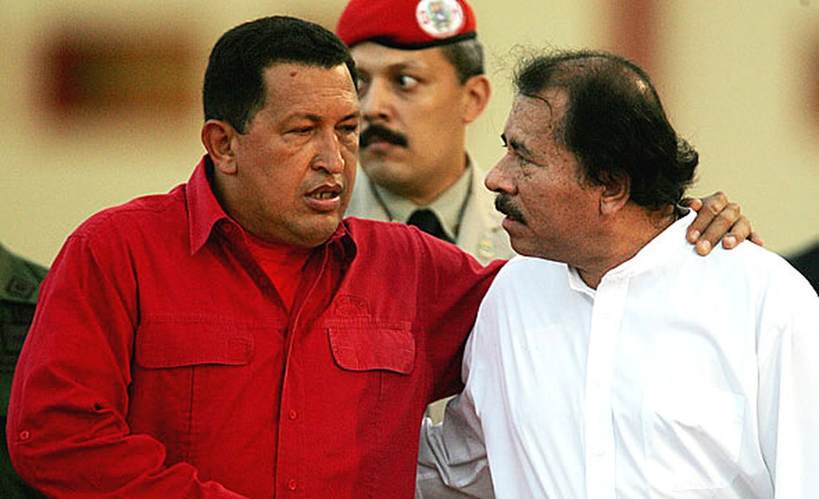 Hugo Chávez, de rojo, y Daniel Ortega, de blanco, juntos en un acto oficial