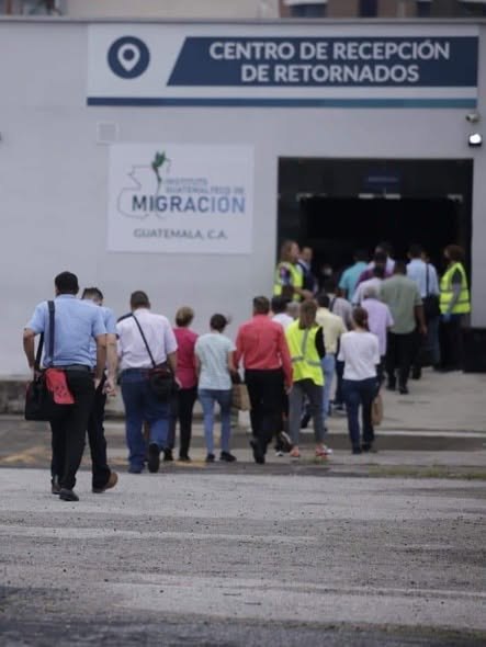 Personas hacen fila frente a un Centro de Recepción de Retornados de Migración, en Guatemala