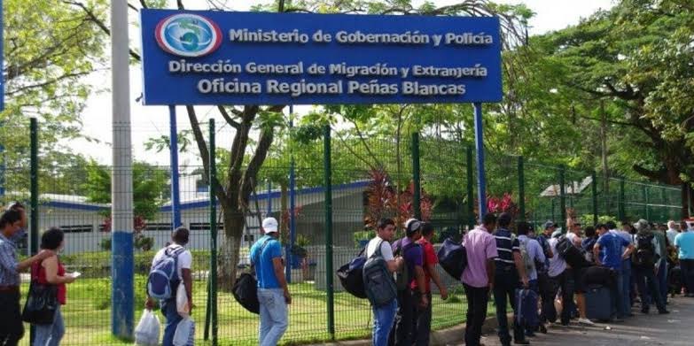 Personas hacen fila frente a la oficina regional de Migración y Extranjería en Peñas Blancas