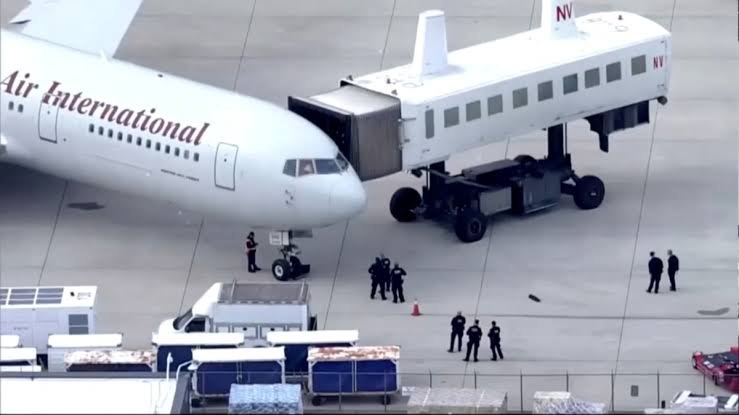 Avión de la aerolínea Air International en una pista, con personas en tierra