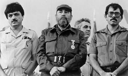 Fidel Castro entre varios hombres
