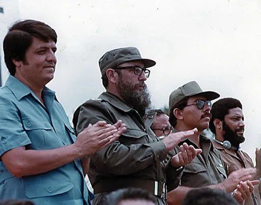 Fidel Castro con tres dirigentes sandinistas