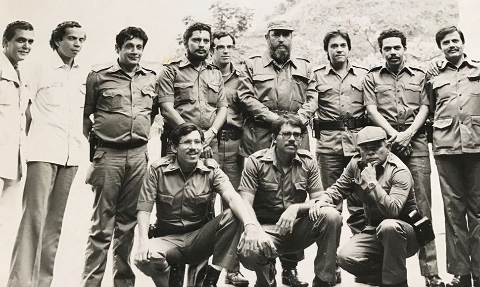 Un grupo de dirigentes posa con Fidel Castro