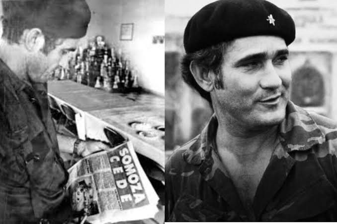 Un guerrillero lee un periódico con el titular «Somoza cede» y, al lado, un hombre con boina