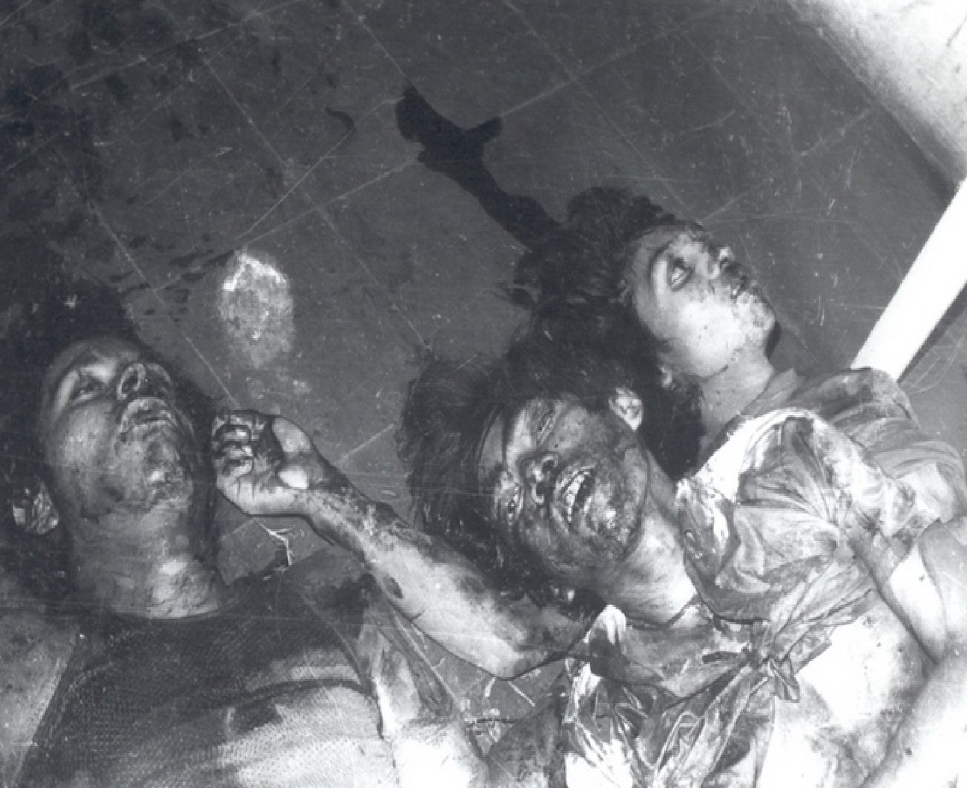 Fotografía en blanco y negro de cuerpos sin vida